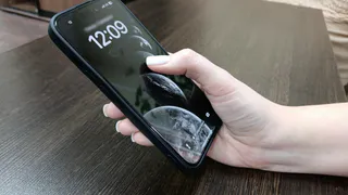 В Коми стажёра пункта выдачи будут судить за кражу двух смартфонов