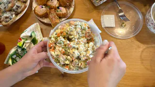 Контролируйте себя за столом: эта привычка с первой секунды выдает низкий интеллект