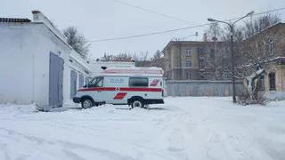 На челябинской трассе водитель Mercedes отправил в кювет машину скорой помощи