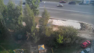 На улице Новосёлов ради парковки уничтожили газон