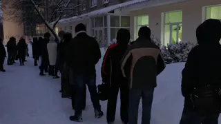 Десятки людей: на Гагарина засняли огромную очередь к поликлинике №6