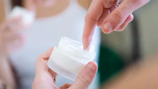 Эффект ботокса в баночке за копейки: топ 3 кремов от морщин