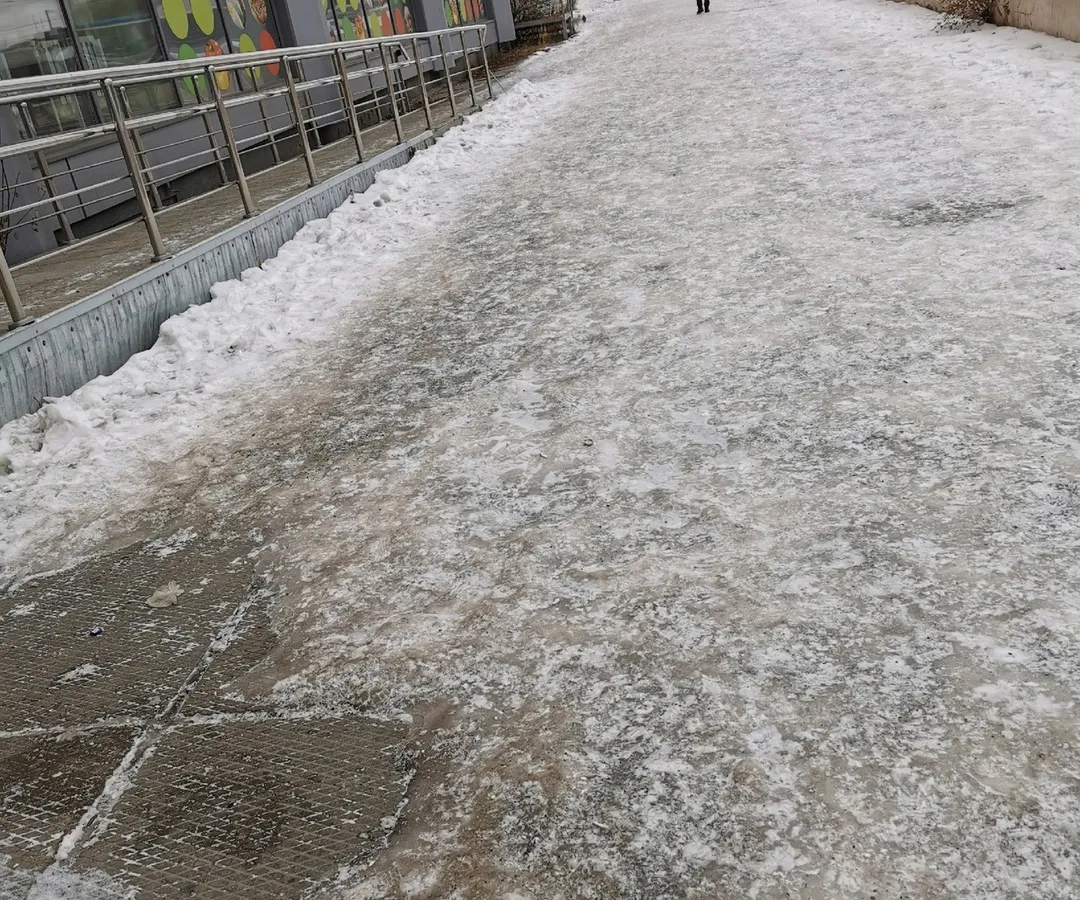 Ледяной лабиринт: возникла проблема очистки тротуаров у магазинов в Магнитогорске