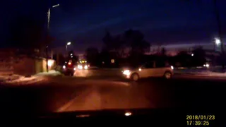 На Михайловском шоссе иномарка вылетела с дороги и врезалась в стену