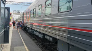 Сели в купе посреди маршрута – на нашем белье уже лежали соседи сверху. Они же съели нашу еду