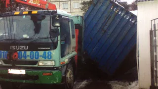 В Рязани водитель грузовика уронил трехтонный контейнер на два киоска и машину