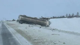 В Пензенской области фура съехала с дороги и перевернулась