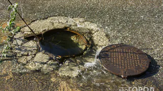 Жилые дома в посёлке Синдор затапливает водами из канализации