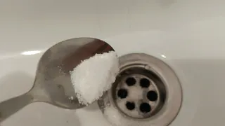 Засор вылетит со свистом: засыпьте в слив раковины 2 ложки самодельного копеечного средства и просто смойте - лайфхак для опытных хозяек