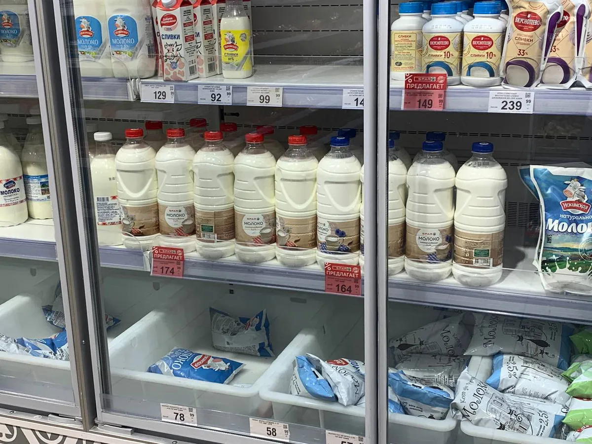 Лучше такое не брать: Роскачество выявило марки молока, где антибиотики и пальмовое масло