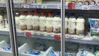 Лучше такое не брать: Роскачество выявило марки молока, где антибиотики и пальмовое масло
