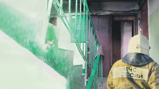 Три пожара за месяц: жителей дома на Советской армии держит в страхе сосед