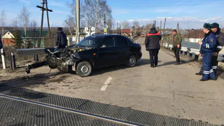 Опубликованы фотографии с места столкновения поезда и легковушки