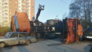 Зацепил 2 машины: в Рязани опрокинулся мусоровоз