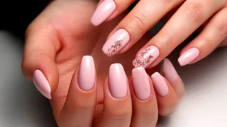 Подруга сделала дорогой маникюр — а стала выглядеть старше на 10 лет: 4 ошибки, которые выдают возраст