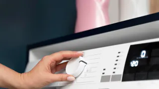 Стиральная машина перестанет «прыгать» при отжиме: как предотвратить излишнюю вибрацию