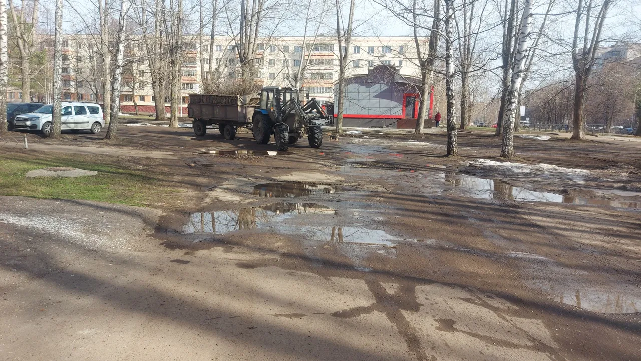 «Грязь, по газонам ездят машины»