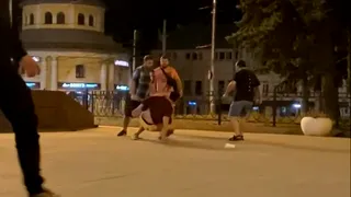 На видео в Рязани засняли драку в центре города