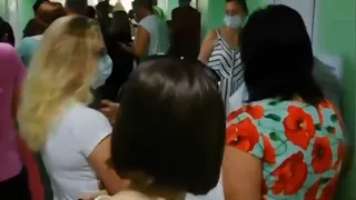 Жара, толпа! В поликлинике №11 собралась гигантская очередь