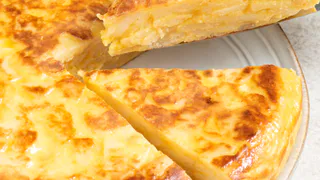 Взбить творог с яйцом — и в духовку: через 30 минут на столе нежная запеканка — вкуснее, чем ресторанный чизкейк