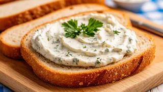 Вкусная намазка на хлеб из нескольких ингредиентов: нежнее икры и сливочного масла — хит этого лета