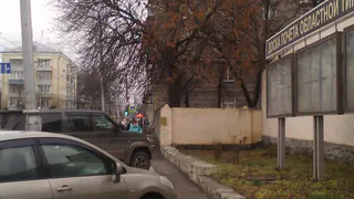 Из-за наставленных машин рязанцы рискуют жизнями на проезжей части