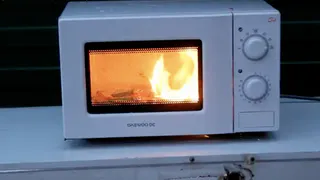 Несколько способов использования микроволновки, от которых у сервисного центра волосы встанут дыбом