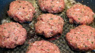 Эти «брежневские» котлеты таят во рту: повара готовили это блюдо генсеку постоянно. Простой рецепт