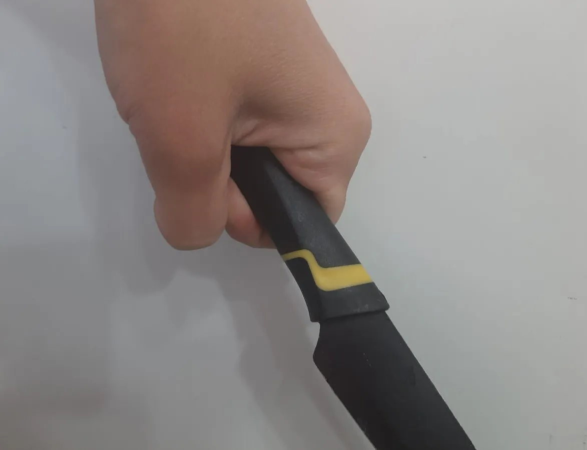 Подошел, познакомился, достал нож и отобрал телефон