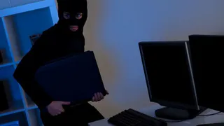 Обиженный москвич обокрал ремонтную мастерскую в Локте