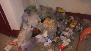 Неизвестный терроризирует соседей, оставляя пакеты с мусором в подъезде