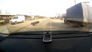 Мотосезон открыт? Мотоциклист упал с мотоцикла на ухабистой дороге