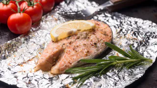 Уберите фольгу: эти продукты категорически запрещено в нее заворачивать при запекании - опасно для здоровья