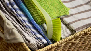 Вываривать полотенца не нужно: кладите 2 ложки этого средства – и они будут выглядеть как новые