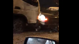 ГТА по-рязански. У ТРЦ "М5 Молл" грузовик протаранил машину: видео