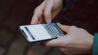 В Магнитогорске оперативники задержали мужчину, который пытался присвоить чужой мобильник