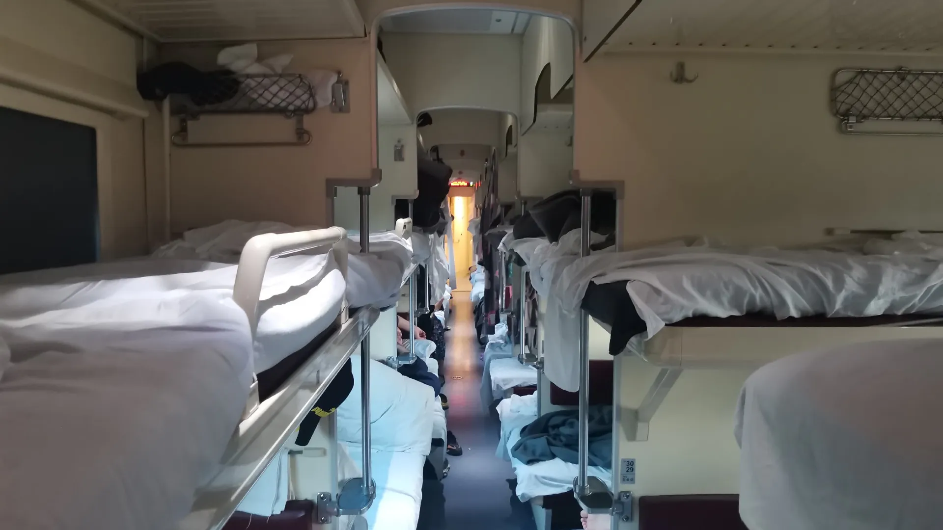 РЖД убрали верхние полки в плацкарте: чем недовольны пассажиры и что получили взамен