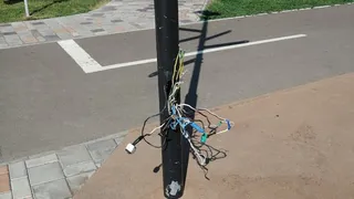 В парке «Велики» Нижнекамска из фонарного столба торчат провода 