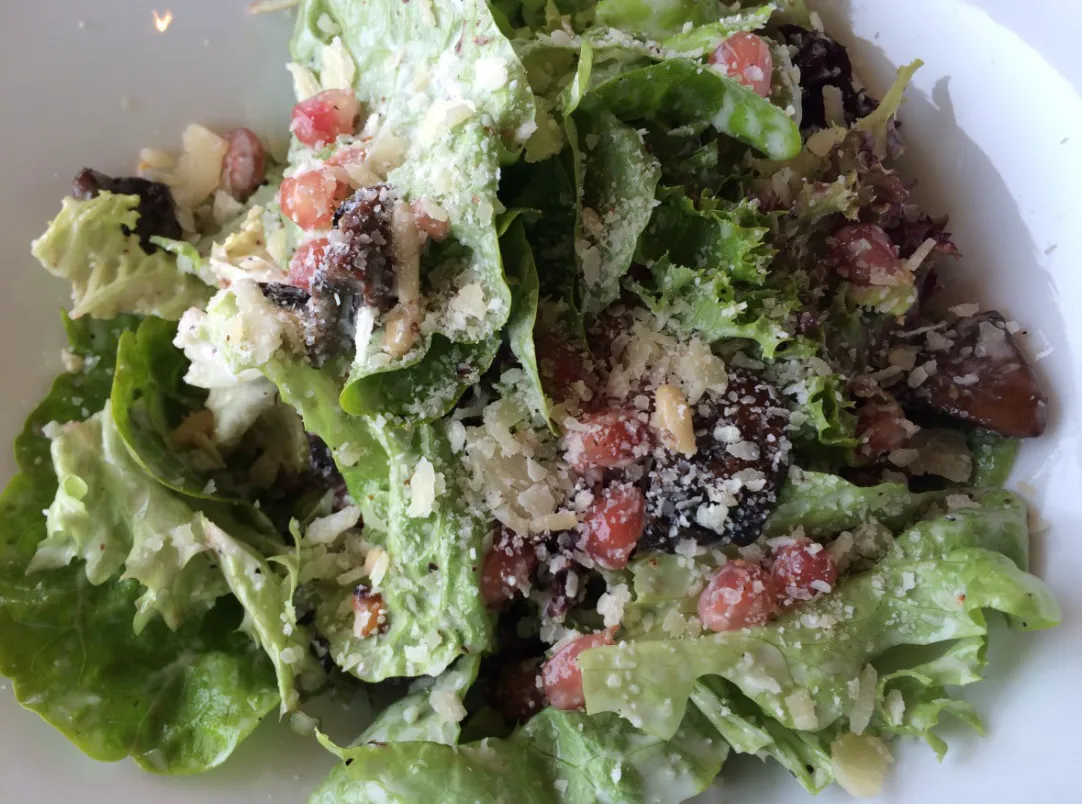 Давно не покупаю салат «Цезарь» в магазинах — готовлю сам, без майонеза и лишнего, вкуснее любого ресторанного варианта