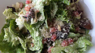 Давно не покупаю салат «Цезарь» в магазинах — готовлю сам, без майонеза и лишнего, вкуснее любого ресторанного варианта