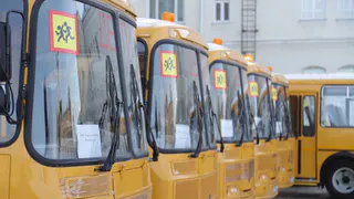 Ключи вручил Любимов: рязанские школы получили ещё 19 новых автобусов