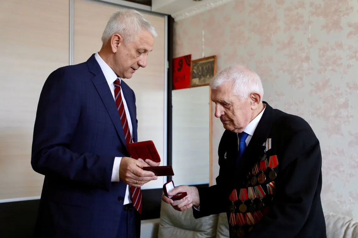 Магнитогорск чествует героев: глава города лично вручил награду фронтовику в год 80-летия Победы