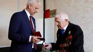 Магнитогорск чествует героев: глава города лично вручил награду фронтовику в год 80-летия Победы