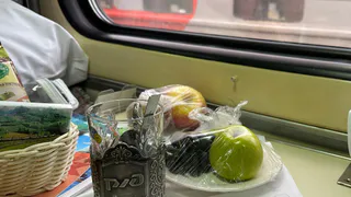 Старушка с верхней полки в поезде решила воспользоваться столом, чтобы позавтракать: вот как отреагировали спавшие пассажиры