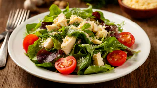 Гости в восторге от салата «Нежный вечер», но не могут понять, из чего он: необычное сочетание ингредиентов — все просят добавку
