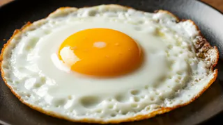 Не сало и не масло: на чем жарят яичницу опытные хозяйки — запомните раз и навсегда        
