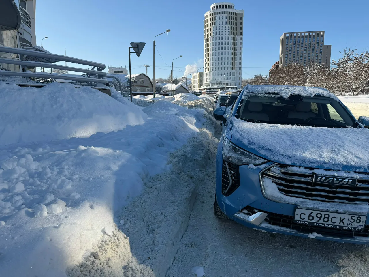Машину повело на скользкой дороге — одно движение спасает от разворота