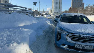 Машину повело на скользкой дороге — одно движение спасает от разворота