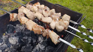 Шашлык получается нежным, если лук в маринаде приготовить по-особенному — простой приём, а вкус поражает