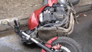 В Коми мотоцикл из-за столкновения с авто отбросило на «Ниву»